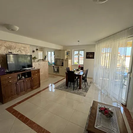 Sunny Maj Apartment *