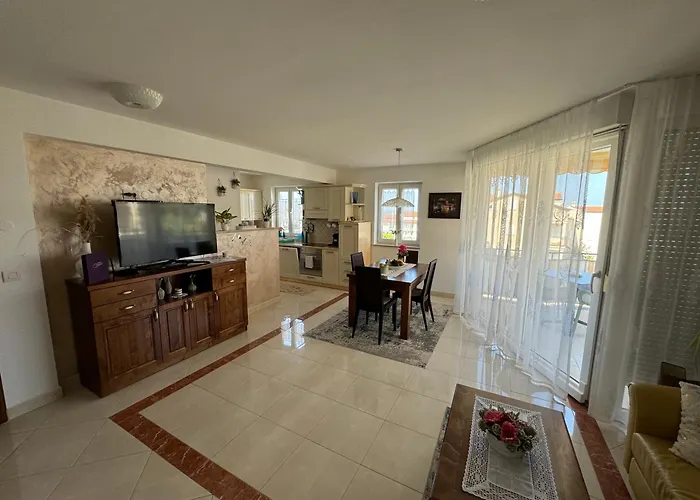 Sunny Maj Apartment *